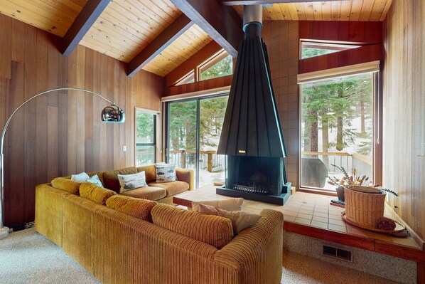 TV, fireplace, DVD player - Serene home with fireplace, spacious deck, sauna, WiFi and nearby activities (Truckee)