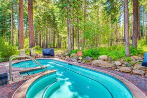 Pool - Serene home with fireplace, spacious deck, sauna, WiFi and nearby activities (Truckee)