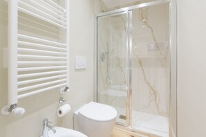 Regadera, secadora de cabello, bidet, toallas 