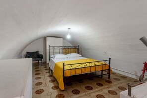 2 quartos, ferros/tábuas de passar roupa, roupa de cama