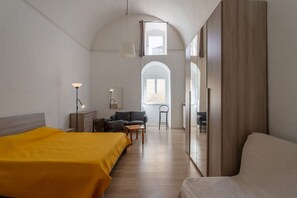 2 dormitorios, tabla de planchar con plancha, ropa de cama