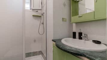 Doccia, asciugacapelli, bidet, asciugamani