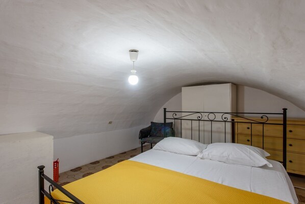 2 bedrooms, iron/ironing board, bed sheets