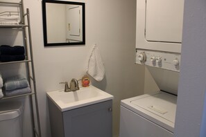 Toallas, jabón, papel de baño 