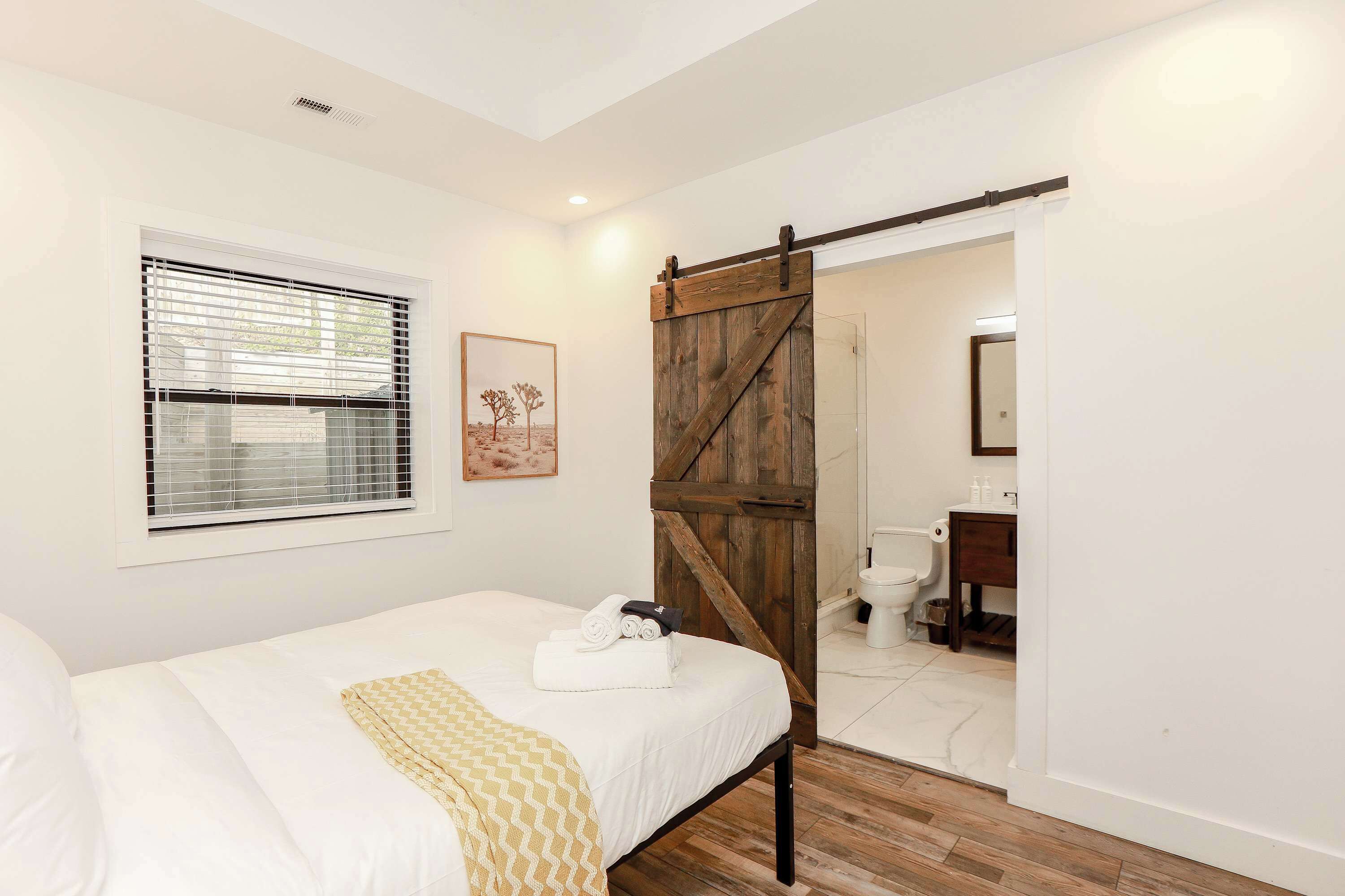 2 habitaciones, tabla de planchar con plancha, wifi y ropa de cama 