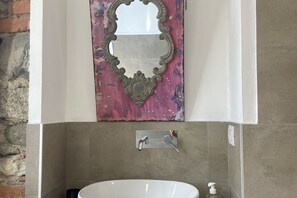 Bruser, hårtørrer, bidet, håndklæder