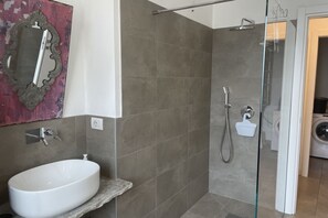 Douche, sèche-cheveux, bidet, serviettes fournies