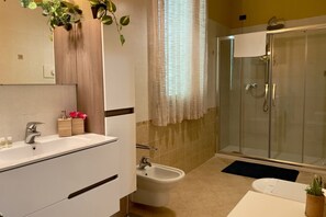 Douche, sĂšche-cheveux, bidet, serviettes fournies