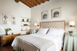 10 bedrooms, desk, iron/ironing board, WiFi