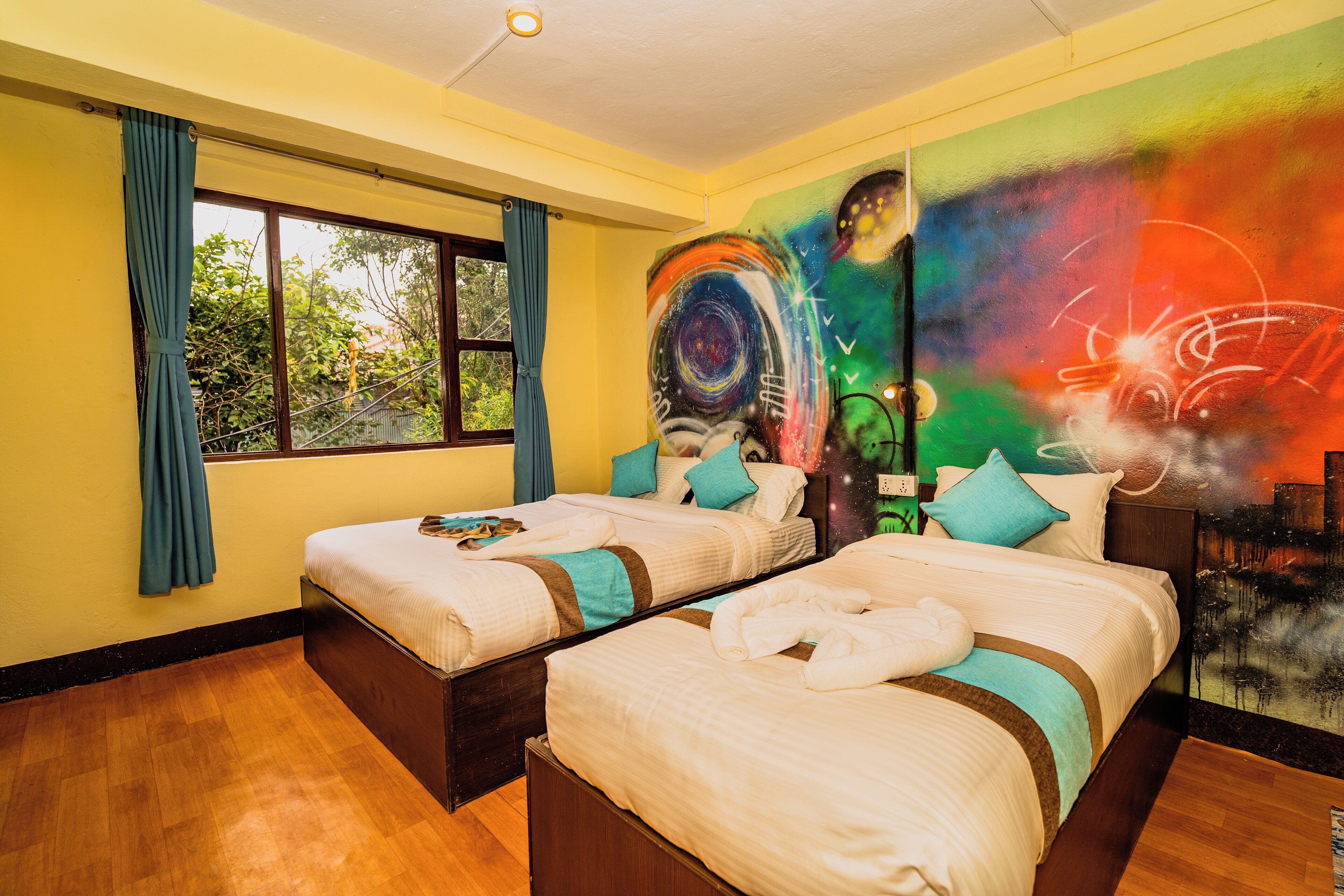 Escritorio y espacio para trabajar con laptop 