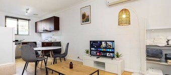 *Charming 2BR Retreat in Heart of Southern Bliss