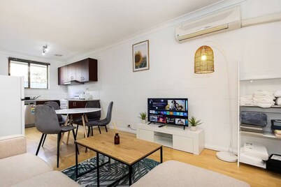 *Charming 2BR Retreat in Heart of Southern Bliss
