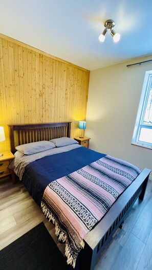 3 bedrooms, desk, travel cot, WiFi