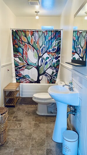 Hair dryer, towels, toilet paper - The cozy fjord view spot for families (L'Anse-Saint-Jean)