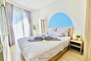 2 kamar tidur, tirai kedap cahaya, kedap suara, dan setrika/meja setrika