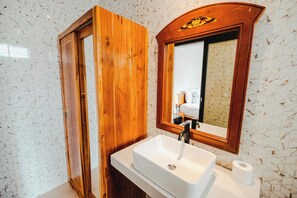 Superior kamer | Badkamer | Een douche, een regendouche, handdoeken, zeep