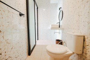 Standard Room | Bathroom | Shower, rainfall showerhead, towels, soap - Turtle Shelter Guest House (Denpasar)