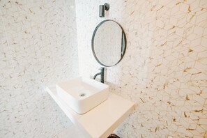 Standardzimmer | Badezimmer | Dusche, Regendusche, Bidet, Handtücher