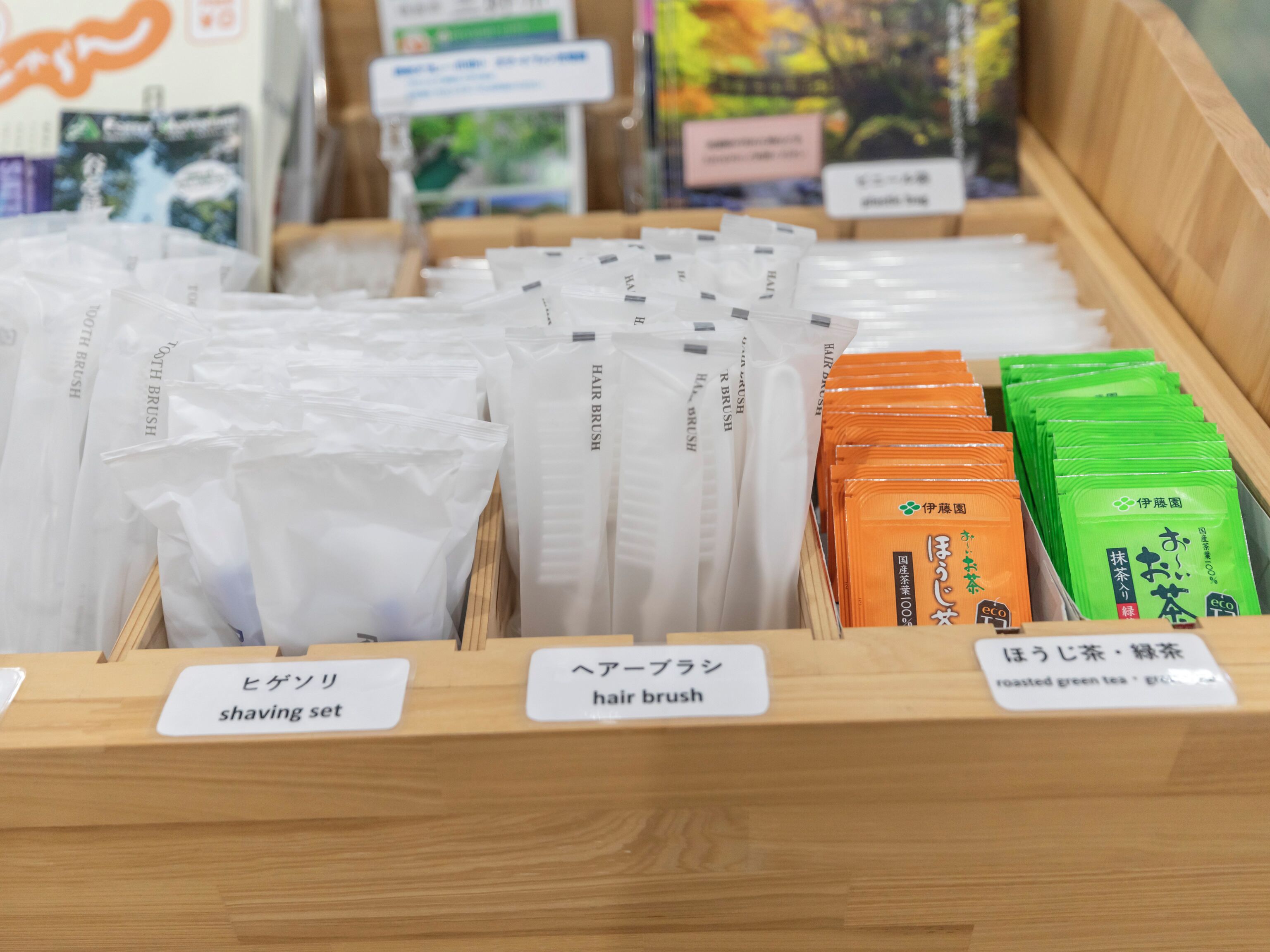 Une exposition de brosses à cheveux et de kits de rasage dans un magasin.