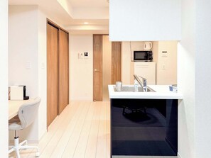 Kühlschrank, Mikrowelle, Wasserkocher mit Kaffee-/Teezubehör