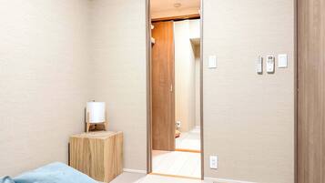 2 bedrooms, desk, iron/ironing board, WiFi