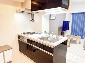 Réfrigérateur, four à micro-ondes, cafetière-théière