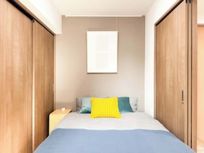 1 habitación, escritorio, tabla de planchar con plancha y wifi 