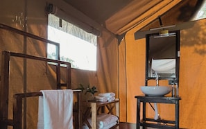 Deluxe-Zelt, 1 King-Bett, Gartenblick | Badezimmer