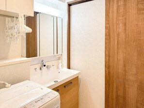 Douche, séchoir à cheveux, serviettes fournies, savon