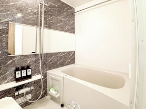 Douche, sèche-cheveux, serviettes fournies, savon