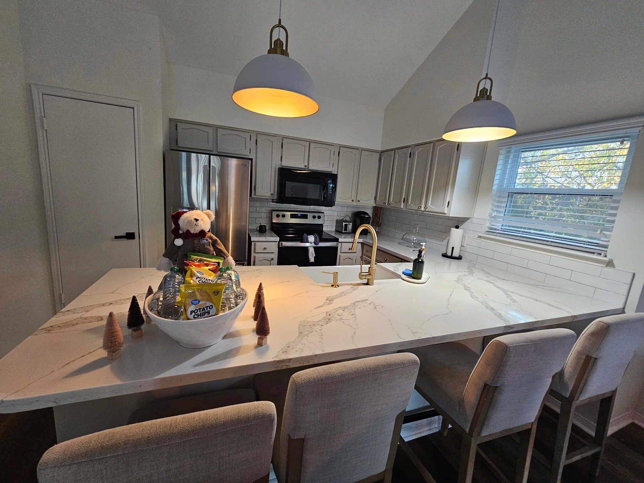 Fridge, microwave, stovetop, dishwasher