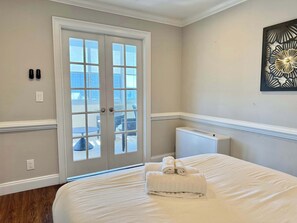 5 Schlafzimmer, Schreibtisch, Bügeleisen/Bügelbrett, WLAN