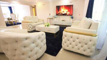 Luksusleilighet | Oppholdsområde | En 24-tommers smart-TV med digitale kanaler