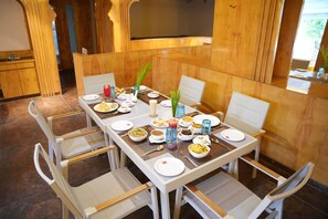 Tägliches Frühstücksbuffet gegen Gebühr