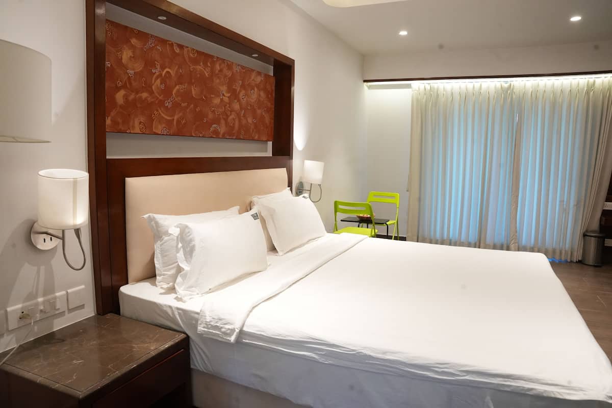 Chambre Prestige, balcon, vue sur le jardin | Literie de qualitĂ©, bureau, rideaux dâobscurcissement