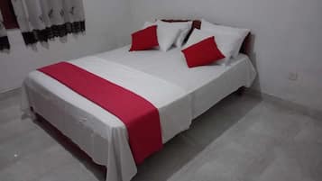 2 chambres, fer et planche à repasser, Wi-Fi, draps fournis