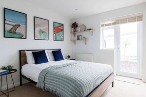 4 habitaciones, escritorio y tabla de planchar con plancha 