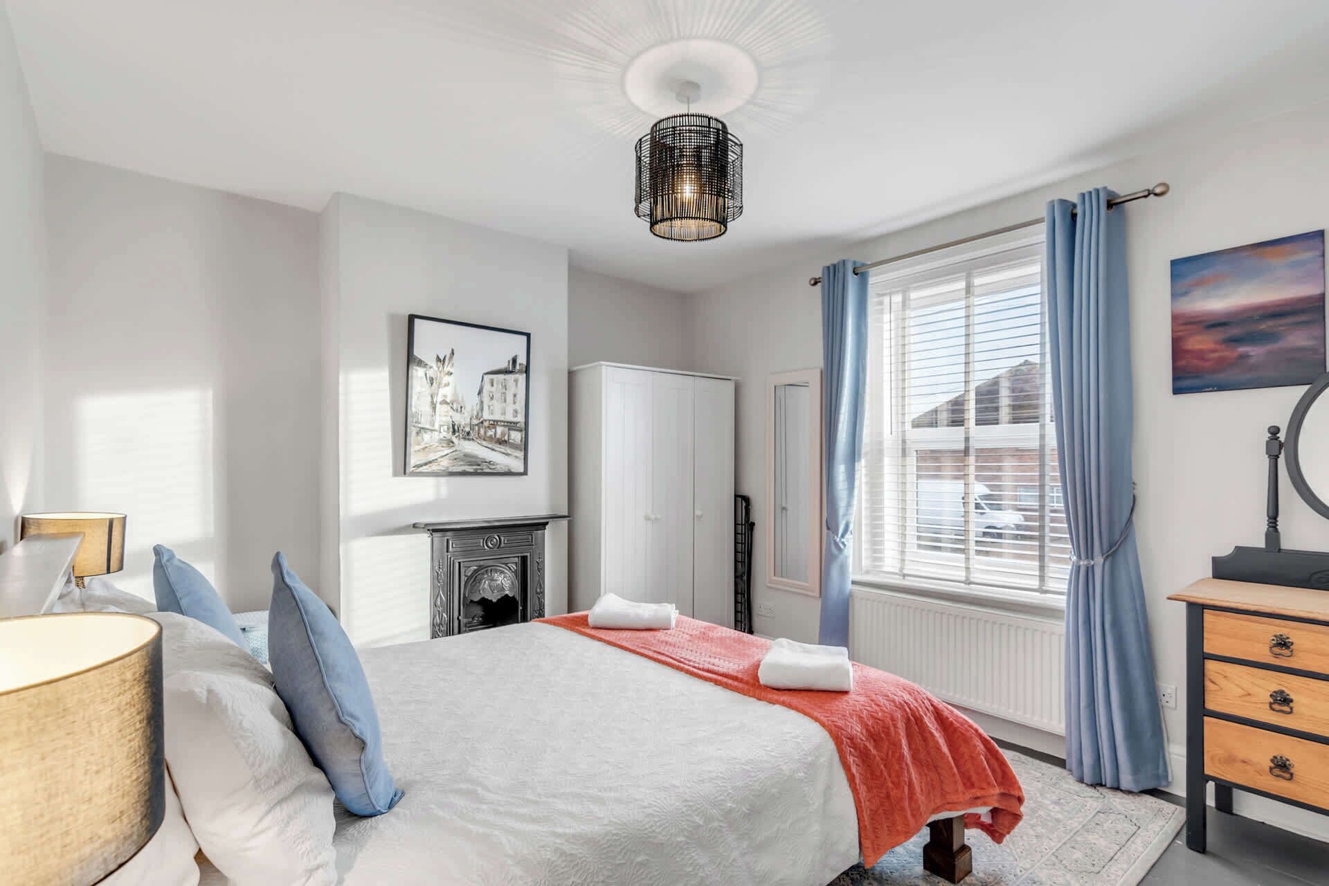 2 habitaciones, tabla de planchar con plancha, cuna de viaje y wifi 