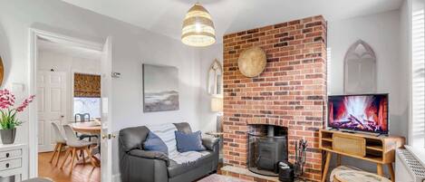 TV, fireplace
