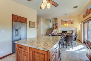 Dining - Panoramic Red Rock Views & Hot Tub: Sedona Retreat (Sedona)