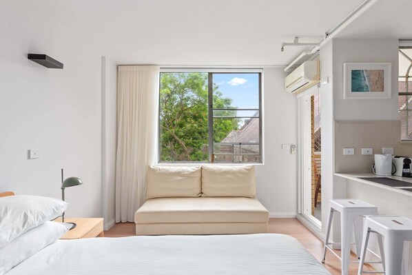 Tabla de planchar con plancha, wifi y ropa de cama 