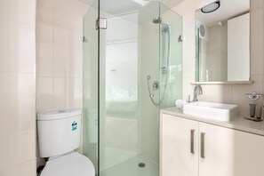 Dusj, hårføner og håndklær