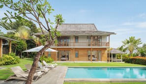 2 outdoor pools