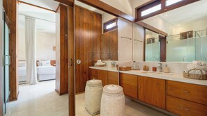 Villa, vue piscine | Salle de bain
