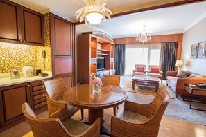 Apartment, 1 Bedroom, Balcony, River View | In-room dining