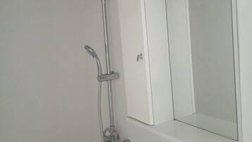 Bruser, hårtørrer, håndklæder, Sæbe