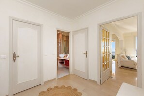 2 عدّة غرف نوم ومكواة/لوح كي وواي فاي وملاءات أسرّة