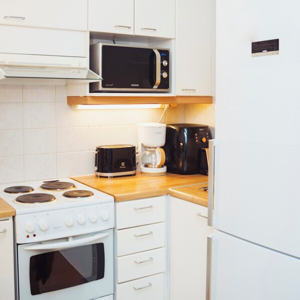 Réfrigérateur, micro-ondes, four, plaque de cuisson