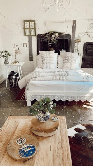 Iron/ironing board, internet, bed sheets - The Old Bakery in Historic Kangaroo Valley Village (Kangaroo Valley)