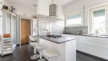 Réfrigérateur, micro-ondes, lave-vaisselle, cafetiÚre/bouilloire